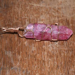 3/$15 ✨ Wrapped fuchsia quartz pendant | Jewelry